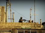 Jerngreb. En af regimets skarpskytter holder øje fra et tag et ukendt sted i Syrien. AP har fået tilsendt amatørbilledet, men kan ikke bekræfte dets autoritet. 