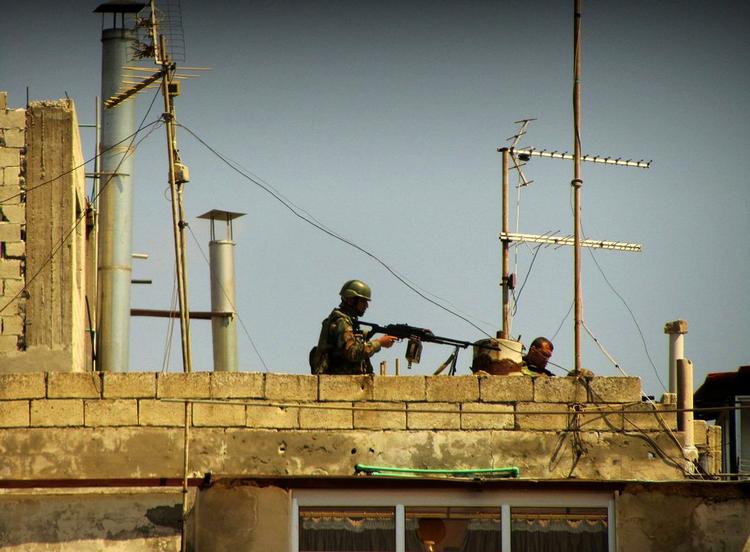 Jerngreb. En af regimets skarpskytter holder øje fra et tag et ukendt sted i Syrien. AP har fået tilsendt amatørbilledet, men kan ikke bekræfte dets autoritet. 