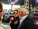Juhuu. Pludselig stod de der. Til stor glæde for alverdens journalister, der fik alt det, de bad om hos The Olsen Brothers. 