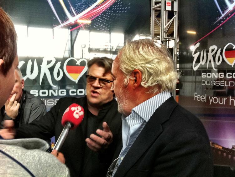Juhuu. Pludselig stod de der. Til stor glæde for alverdens journalister, der fik alt det, de bad om hos The Olsen Brothers. 
