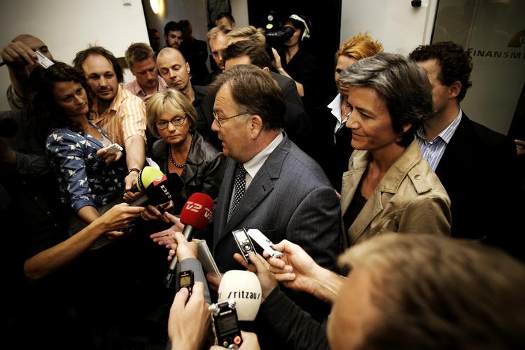 Aftale. Pia Kjærsgaard (DF), Claus Hjort Frederiken(V) og Margrethe Vestager (R) i Finansministeriet. 