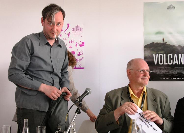 Debut. 34-årige Runar Runarsson under pressemødet efter visningen af 'Vulkan' i Cannes. Til højre hovedrolleindehaver Theodor Juliusson. 
