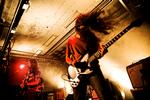 Vildt. Kurt Vile gav publikum en på hatten, da han og The Violators lagde ud med et massivt lydbillede, med trommer og tre fræsende  guitarer. Her  trykker Jesse  Turbo den af  med Kurt Vile i baggrunden. 