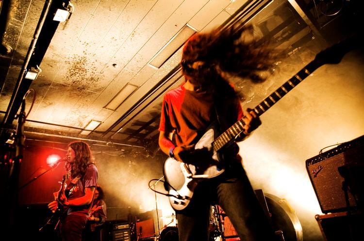 Vildt. Kurt Vile gav publikum en på hatten, da han og The Violators lagde ud med et massivt lydbillede, med trommer og tre fræsende  guitarer. Her  trykker Jesse  Turbo den af  med Kurt Vile i baggrunden. 