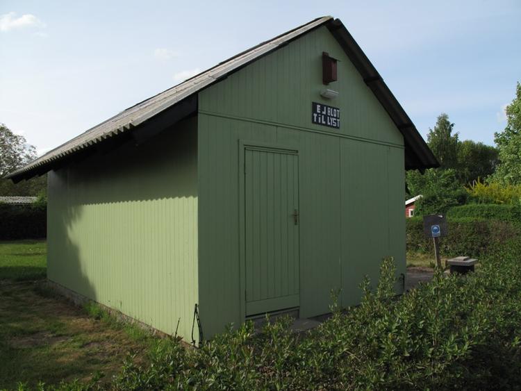 Idyl. Toilethuset er åbent for haveforeningens brugere. Foto: Astrid Søndberg 