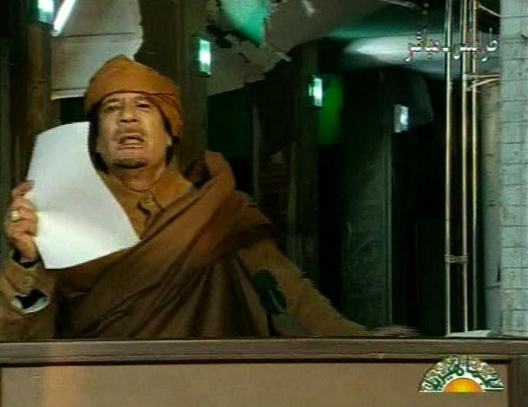 Skjul. Moamar Gaddafi er ikke kommet noget til, men opholder sig et hemmeligt sted, siger han. 
