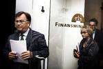 Betuttet. Pia Kjærsgaard lod smilene blive bag dørene i Finansministeriet, da hun kom ud og mødte pressen fredag aften. 