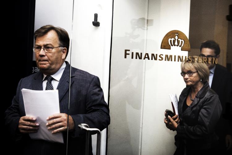 Betuttet. Pia Kjærsgaard lod smilene blive bag dørene i Finansministeriet, da hun kom ud og mødte pressen fredag aften. 