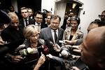 Parløb. Et usædvanligt syn på Christiansborg i går: Pia Kjærsgaard og Margrethe Vestager side om side efter at have indgået et historisk efterlønsforlig med regeringen. 