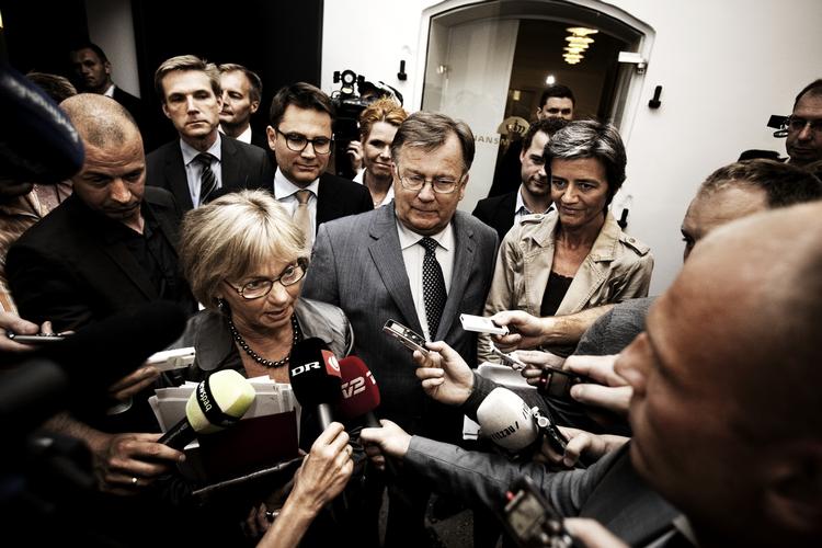 Parløb. Et usædvanligt syn på Christiansborg i går: Pia Kjærsgaard og Margrethe Vestager side om side efter at have indgået et historisk efterlønsforlig med regeringen. 
