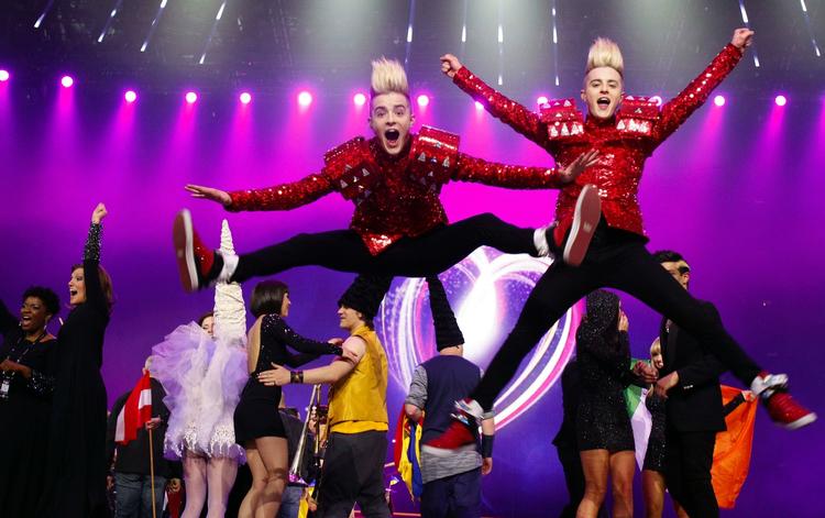 Energi. Jedward-tvillingerne er blandt favoritterne hos både bookmakerne og deres danske konkurrenter. 