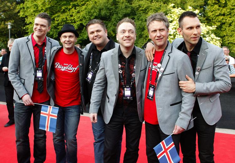 Venskab. Sjonnis venner er et yderst behageligt grandprix-selskab, der er vellidte blandt fansene og journalisterne i Düsseldorf. 