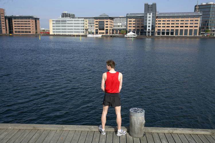 Tissemand. En marathonløber lade vandet på sin vej gennem København. Det forlyder ikke, om han også står til en bøde, hvis han gør det igen. 