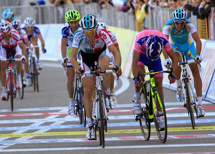 Spurt. Belgiens Bart de Clerq vandt gårsdagens etape i Giro d'Italia i et spurtopgør. I dag er der også lagt op til et hårdt opgør blandt spurtkanonerne. 