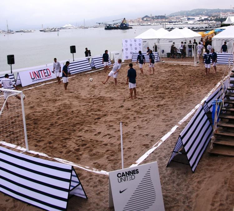 Celebritybold. Spillerne gør sig klar til kamp på stranden i Cannes. Rygterne om, hvem der skulle være med, viste sig at være lidt for fede. 