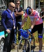 SØRGEDAG. Dagen efter, Wouter Weylandt blev dræbt, da han styrtede på en nedkørsel, kørte Giro d'Italia-rytterne parade til ære for den 26-årige belgier. Inden starten på den neutraliserede etape talte Brian Nygaard (tv.) med den britiske rytter David Millar (th.), som var en af Wouteres bedste venner. 