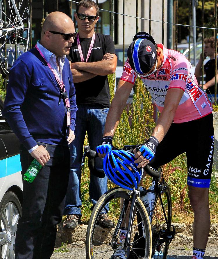 SØRGEDAG. Dagen efter, Wouter Weylandt blev dræbt, da han styrtede på en nedkørsel, kørte Giro d'Italia-rytterne parade til ære for den 26-årige belgier. Inden starten på den neutraliserede etape talte Brian Nygaard (tv.) med den britiske rytter David Millar (th.), som var en af Wouteres bedste venner. 