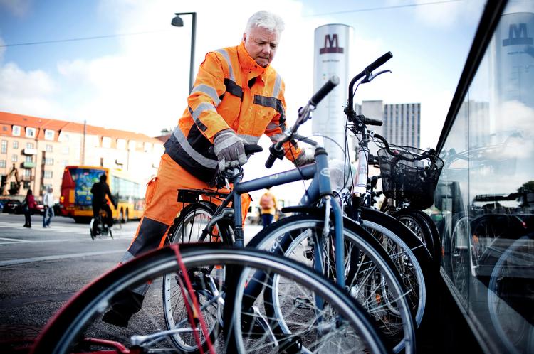 Sikkerhed. Cykelbutler Poul Erik Kinimond rydder også op på metrostationerne for at gøre plads til ambulancer og redningsmandskab i tilfælde af en ulykke. Mathias Christensen 