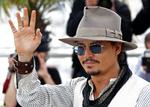 Sparrow. 'Pirates of the Caribbean'-serien har gjort Johnny Depp til en af Hollywoods rigeste skuespillere. Hvilket han selv funderede over på eftermiddagens pressemøde. »Jeg grundlagde jo ellers for tyve år siden min karriere med en uhyggeligt lang række økonomiske flops«, sagde han. 