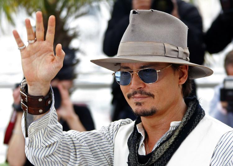 Sparrow. 'Pirates of the Caribbean'-serien har gjort Johnny Depp til en af Hollywoods rigeste skuespillere. Hvilket han selv funderede over på eftermiddagens pressemøde. »Jeg grundlagde jo ellers for tyve år siden min karriere med en uhyggeligt lang række økonomiske flops«, sagde han. 