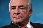 Anholdt. Director Dominique Strauss-Kahn sidder fængslet i New York, efter at han er blevet anholdt og sigtet for overgreb mod en stuepige på et hotel i byen. 
