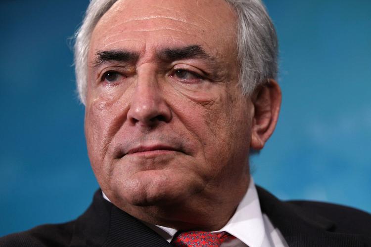 Anholdt. Director Dominique Strauss-Kahn sidder fængslet i New York, efter at han er blevet anholdt og sigtet for overgreb mod en stuepige på et hotel i byen. 