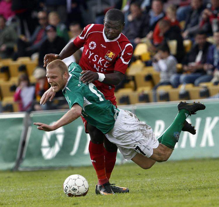 internationalt. Jores Okore og Kaimar Saag i en international duel i Farum. 