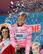 dobbeltsejr. Champagnen flød, da Alberto Contador vanmdt både etape og førertrøje. 