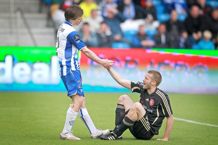 opsedasse. I stillingen er rollerne byttet om for Jesper Lange og Kenneth Emil Petersen; der er Esbjerg nede og AaB oppe. 