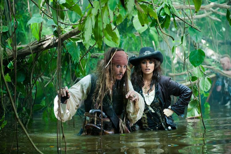 Jagt. Jack Sparrow alias Johnny  Depp er på jagt efter Ungdommens Kilde. Her i vandgang med sørøveren Angelica  i skikkelse af Penelope Cruz. 