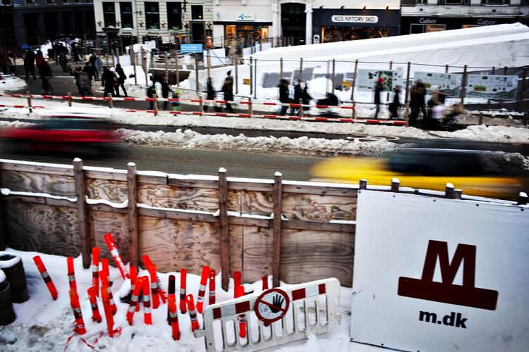 Metrobyggeri. Selvfølgelig skal man lide, før man kan nyde, men skal man virkelig lide så længe? Ti år, tyve år, tredive år, fyrre år - det er absurd, skriver Bjørn Bredal 