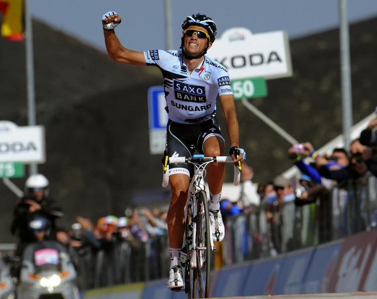 vulkan. På vejen op ad Etna kunne ingen følge Alberto Contador. 