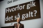 Hmmm. Det ser ikke helt så fint ud i kanten for formanden for Amagerbankens bestyrelse, Niels Heering. Her ses han aktionærmøde  i Falkonersalen på Frederiksberg, hvor formanden fortæller om forløbet. 