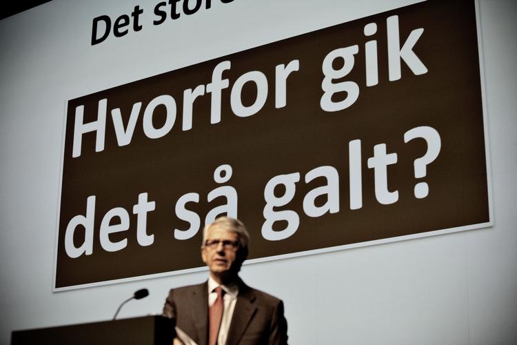 Hmmm. Det ser ikke helt så fint ud i kanten for formanden for Amagerbankens bestyrelse, Niels Heering. Her ses han aktionærmøde  i Falkonersalen på Frederiksberg, hvor formanden fortæller om forløbet. 