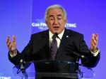 Frihedsberøvet. Dominique Strauss-Kahn sidder arresterer i New York, efter at han er blevet anholdt for et overgreb på en stuepige på et hotel. 