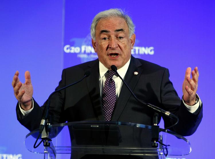 Frihedsberøvet. Dominique Strauss-Kahn sidder arresterer i New York, efter at han er blevet anholdt for et overgreb på en stuepige på et hotel. 