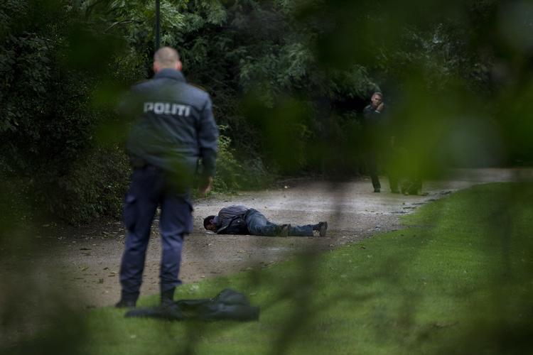 Såret. Fredag 10. september sidste år. Den etbenede tjetjenske bokser, LD, ligger såret i Ørstedsparken, efter at en brevbombe ved en fejl eksploderede på Hotel Jørgensen. 