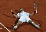 Jubel. Serbiske Djokovic nærmer sig John McEnroes rekord fra 1984. Amerikaneren vandt 42 kampe i træk. Djokovic har lige nuppet sin 37. sejr. Den var han pænt glad for. 