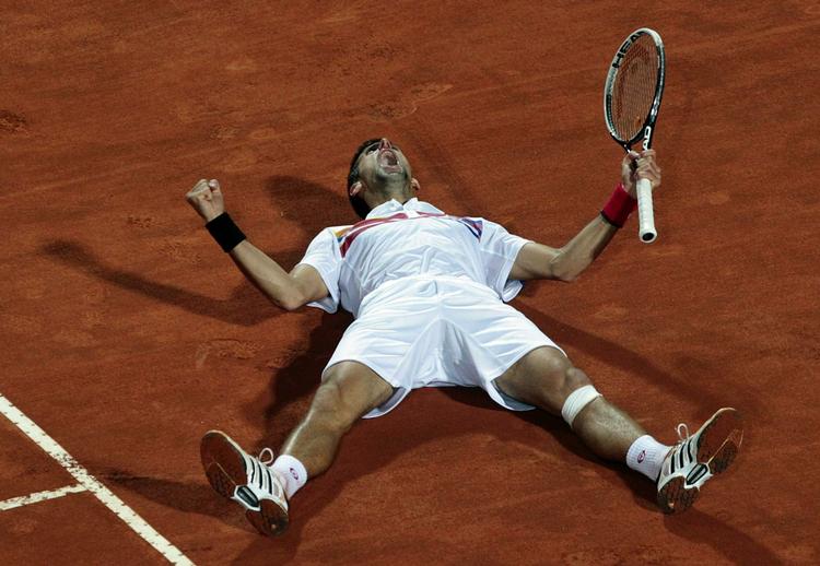 Jubel. Serbiske Djokovic nærmer sig John McEnroes rekord fra 1984. Amerikaneren vandt 42 kampe i træk. Djokovic har lige nuppet sin 37. sejr. Den var han pænt glad for. 