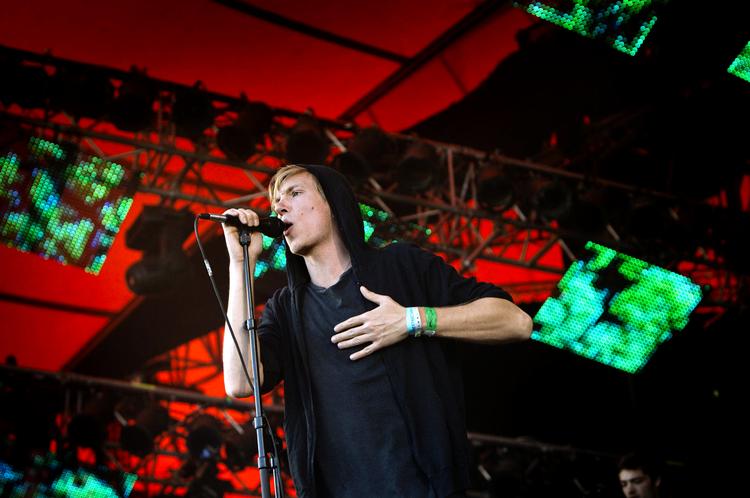 kulmination. When Saints Go  Machine har været en del af musikscenen herhjemme i nogle år, og en foreløbig  kulmination på karrieren som liveband var deres åbning af Roskilde Festivals Orange Scene sidste år. 