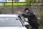 Sikkerhed. Brian Sandberg og de andre rockere bliver kørt ind i retsbygningen via en bagvej. 