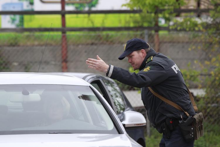 Sikkerhed. Brian Sandberg og de andre rockere bliver kørt ind i retsbygningen via en bagvej. 