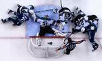 slutspil. San Jose Sharks' finske målmand, Antti Niemi, redder et forsøg fra Vancouver Canucks i semifinalen. 