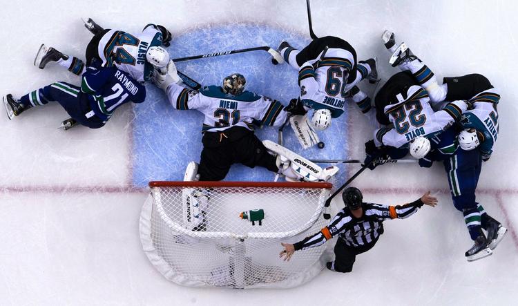 slutspil. San Jose Sharks' finske målmand, Antti Niemi, redder et forsøg fra Vancouver Canucks i semifinalen. 