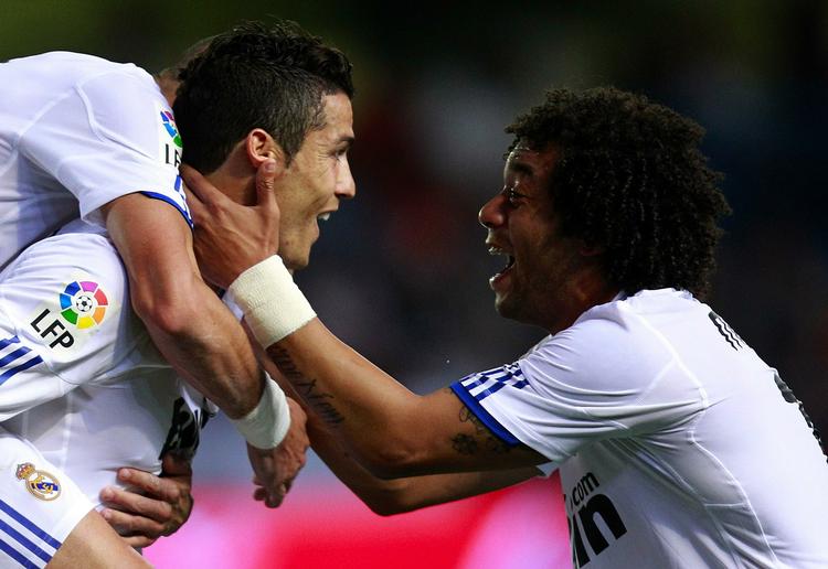 rekordjæger. Cristiano Ronaldo (tv) fejrer en scoring for Real Madrid i søndagens kamp mod Villarreal. 