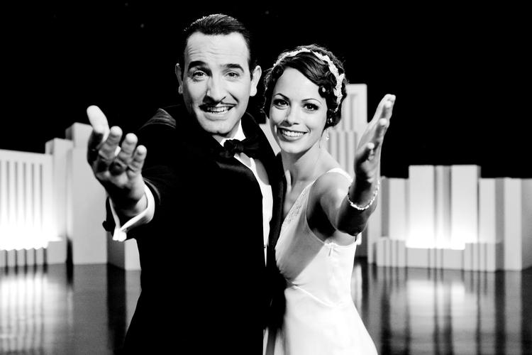 Stumfilm. Med 'The Artist' har Hazanavicius genskabt stumfilmen som fortælleform med et glimt i  øjet og stor sans for detaljer og  virkemidler. 