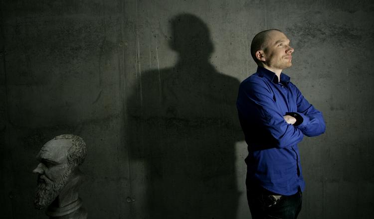 åndsliv. Nyt program på DR boltrer sig i livets spirituelle, eksistentielle og religiøse sfærer. Her ses programmets vært Bjarke Stender. 