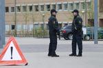 Overblik. Politiet står vagt med maskinpistoler ved retten i Glostrup. 