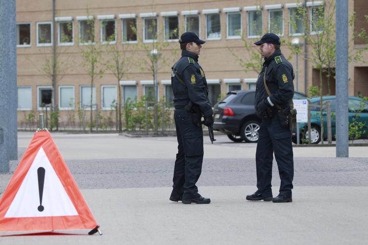 Overblik. Politiet står vagt med maskinpistoler ved retten i Glostrup. 