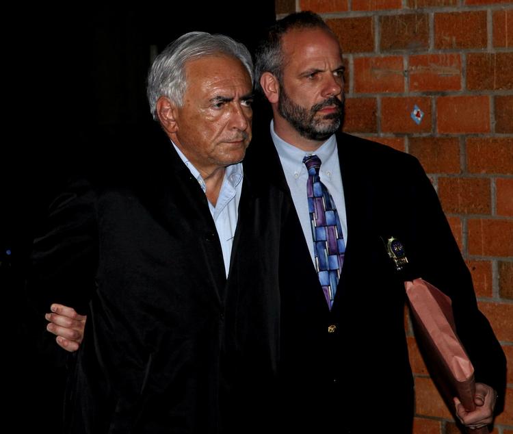 Anholdt. Dominque Strauss-Kahn blev i nat ført fra en politistation i New York. 